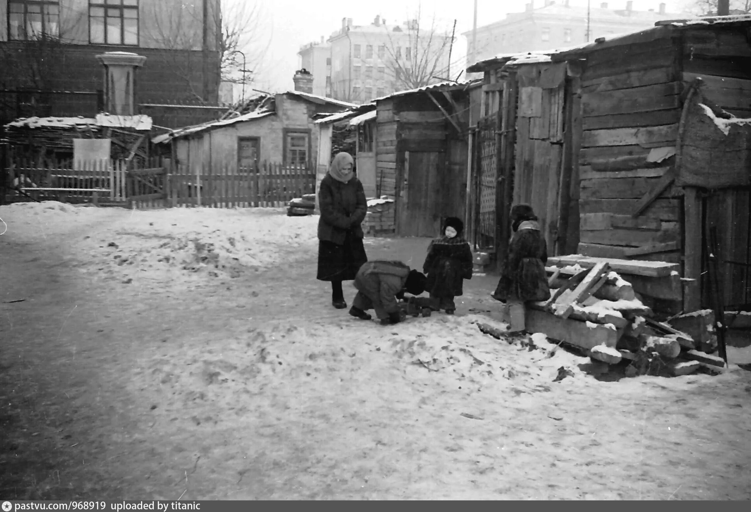 1956 год в россии. Барак 1960. Бараки Москвы 1960. Бараки в Москве в 50-х в Москве. Бараки в Москве 1930е.