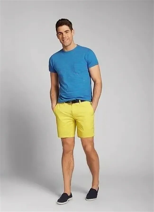 Желтые мужские шорты. Желтая футболка синие шорты мужские. Желтые шорты мужские. Синяя футболка и желтые шорты. Мужчина в желтых шортах.