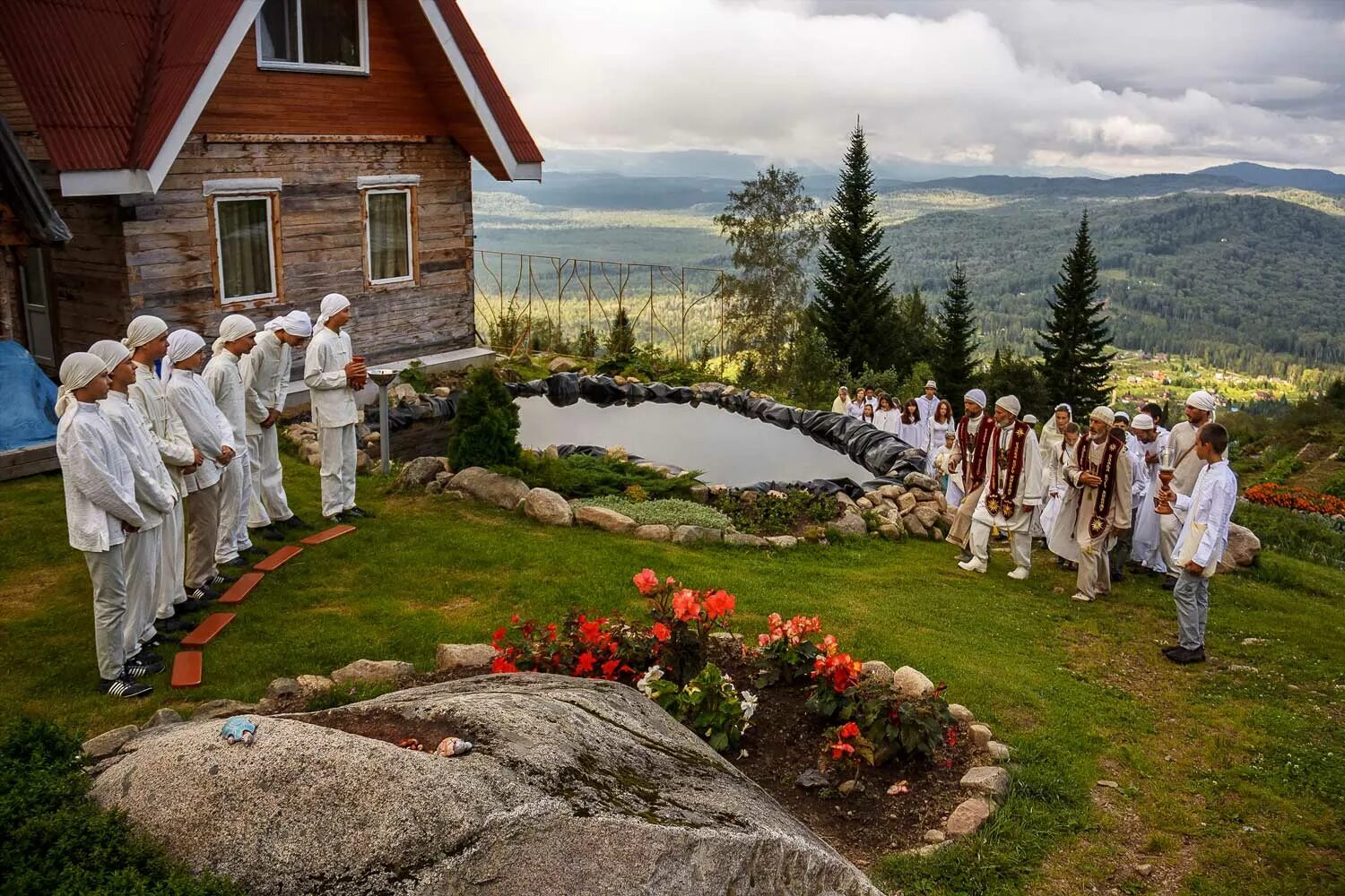 Обитель секта. Виссарион секта красноярский край. «церковь последнего завета» (община виссариона). Город солнца секта виссариона. Город солнца красноярский виссарион.