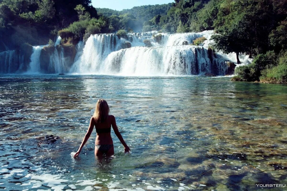 Дали водопад. Купание в водопаде. девушка у водопада. искупаться в водопаде. под водопадом.