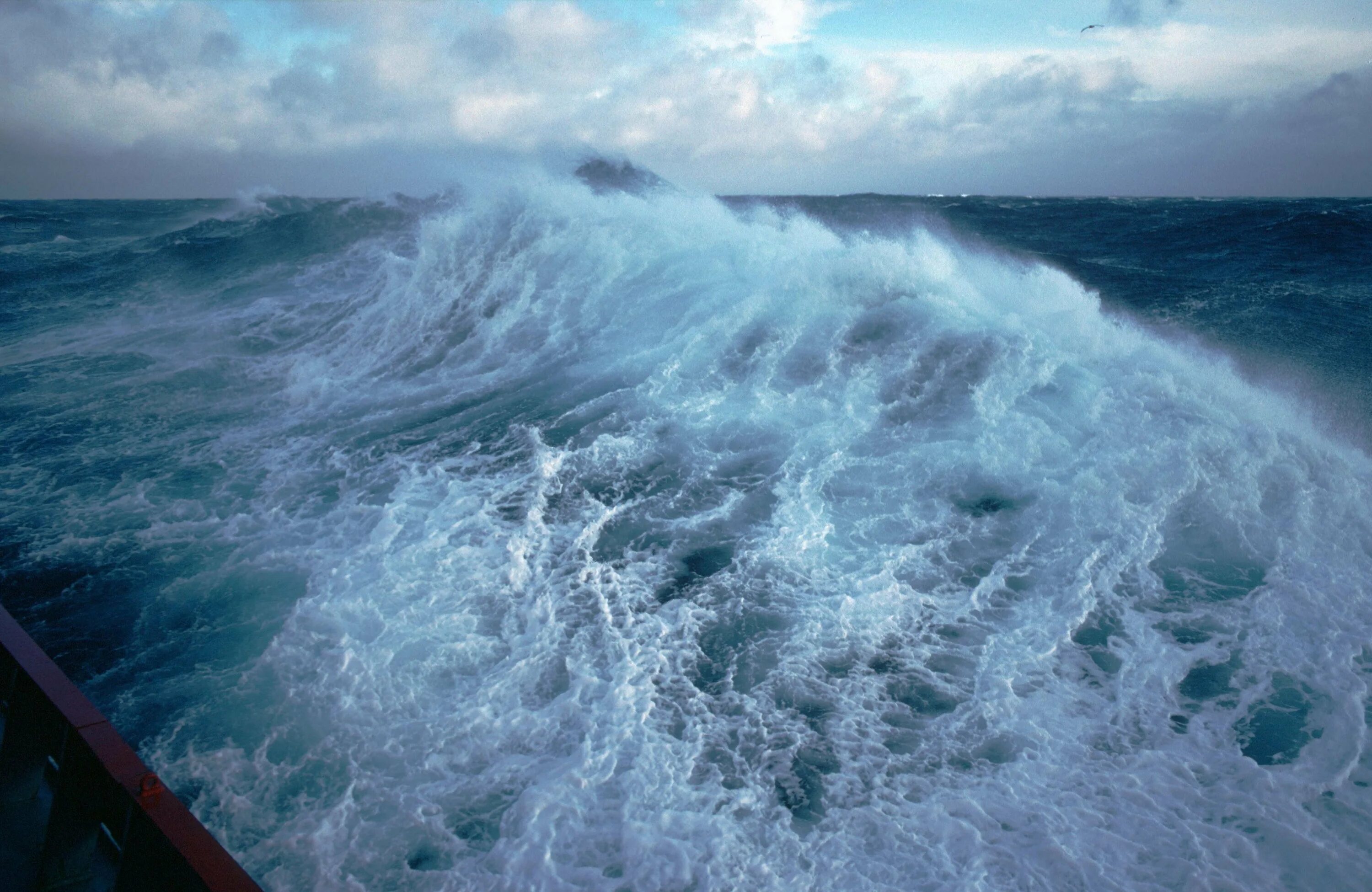 Океан шторм 2. Атлантический океан шторм. Тихий океан шторм. Каспийское море шторм. Шторм в Южном океане.