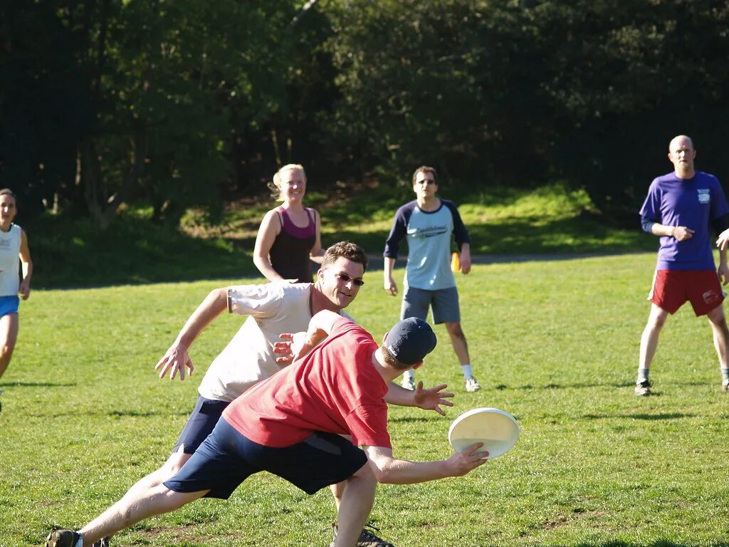 Как играть в фрисби. Ultimate frisbee. соревнования по фрисби. подвижные игры на природе. интересные корпоративные игры на природе.