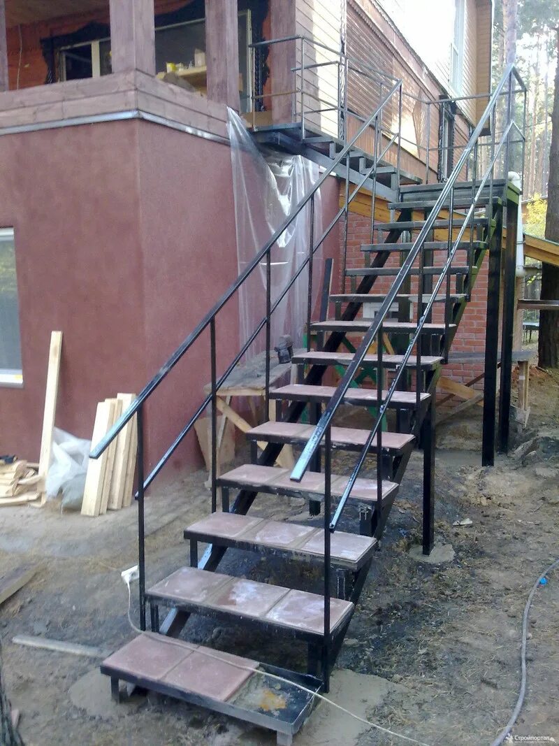 Лестница металлическая на второй цена. Лестница пожарная металлическая одномаршевая. Лестница металлическая уличная. Лестница металлическая сварная. Железная лестница.