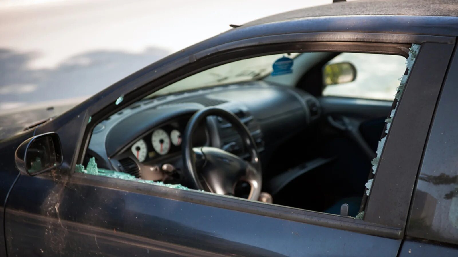 Разбили окно машины. Разбитое окно машины. Разбить окно автомобиля. Разбитый окно автомобил. Разбитые окна в машине.