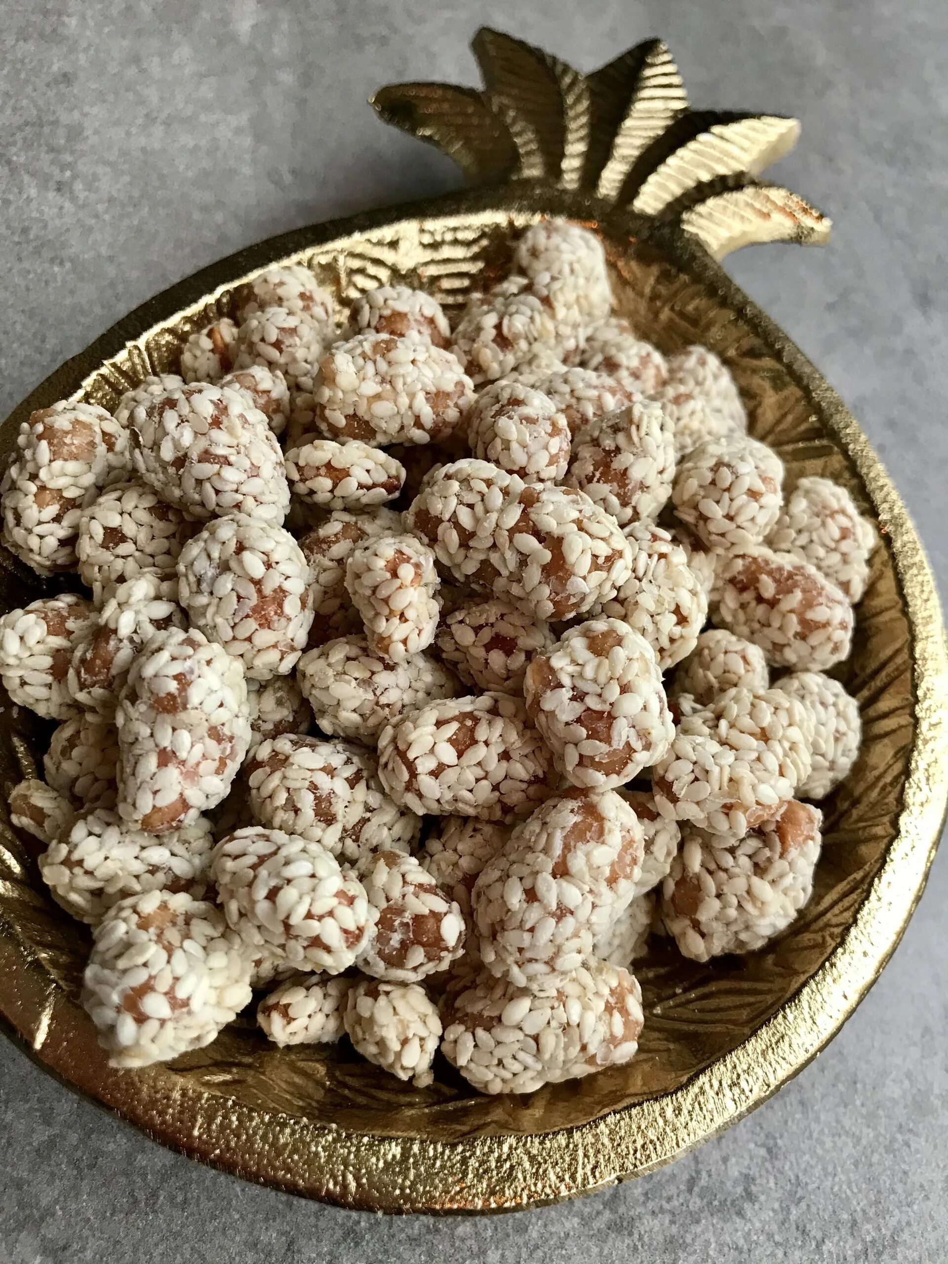 Орешки в кунжуте. Арахис в кунжуте с медом. Орешки арахис с кунжутом.