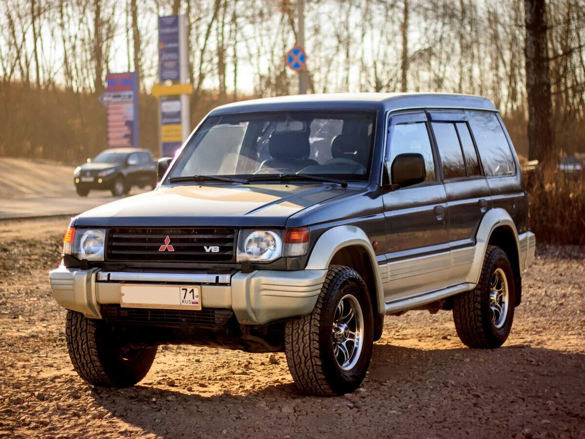 Mitsubishi pajero ii. Mitsubishi Pajero II 1995. Mitsubishi Pajero 1995. Мицубиси Паджеро 2 поколения. Митсубиси Паджеро 2покаление.