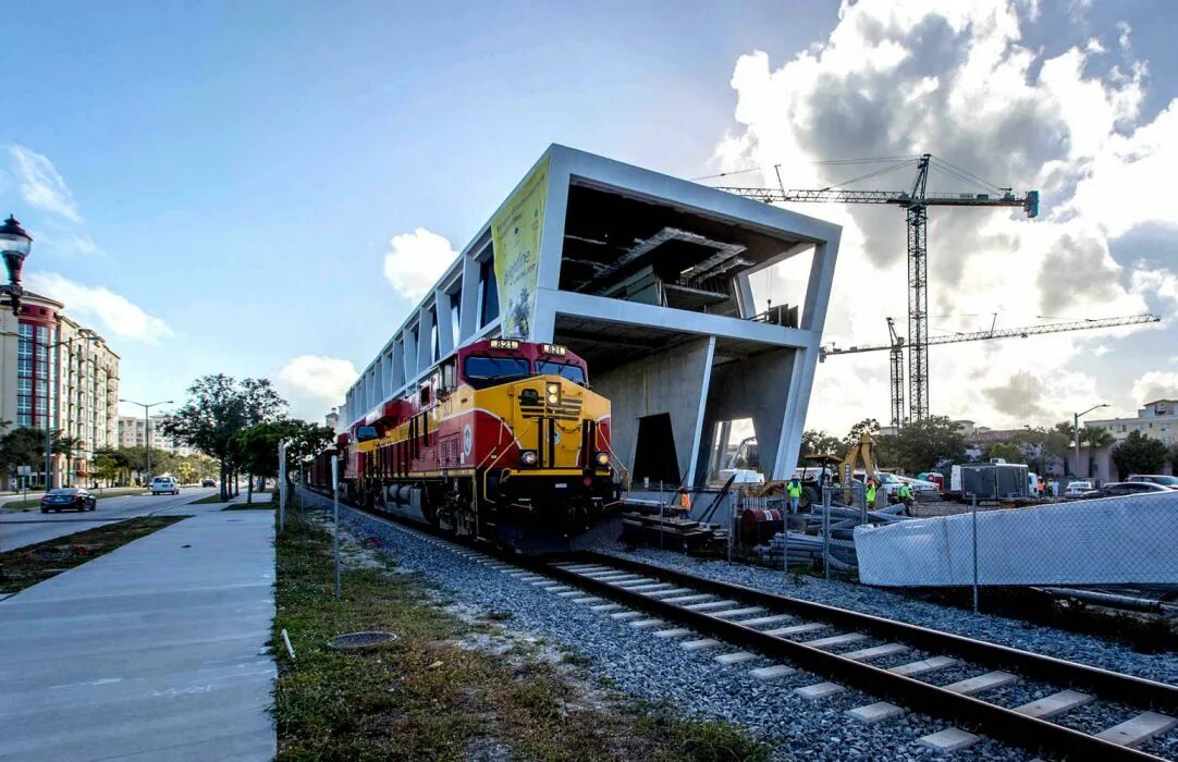 Вл80с 940 крушение. Freight train station. К чему снится поезд и железная дорога. Camera under train regioshark vlaku. Camera under the train regioshark.