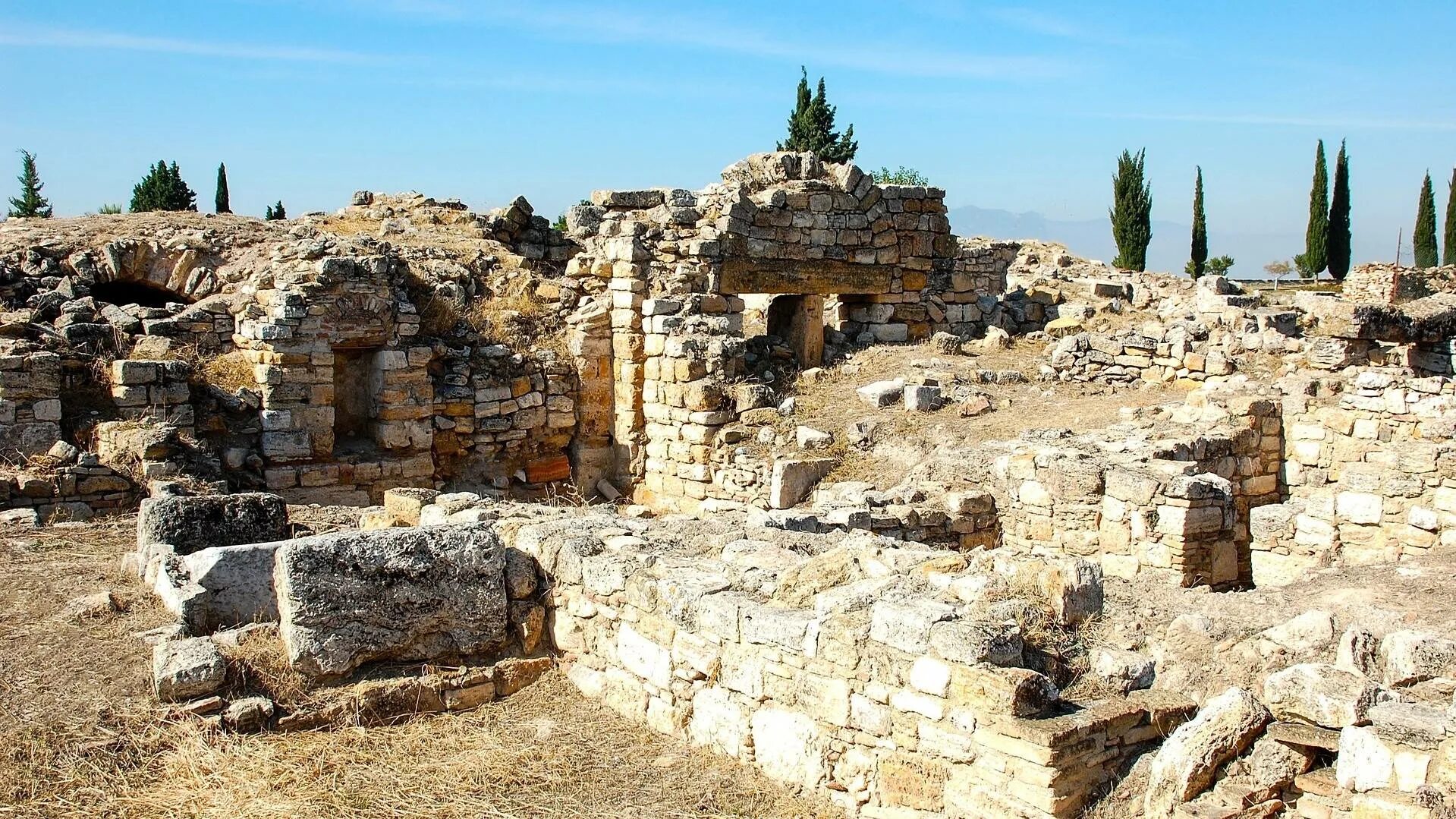 Древние руины где находятся. Руины древнего города Хиераполис. Хиераполис Турция. Античный город Хиераполис в Турции. Перге Турция.
