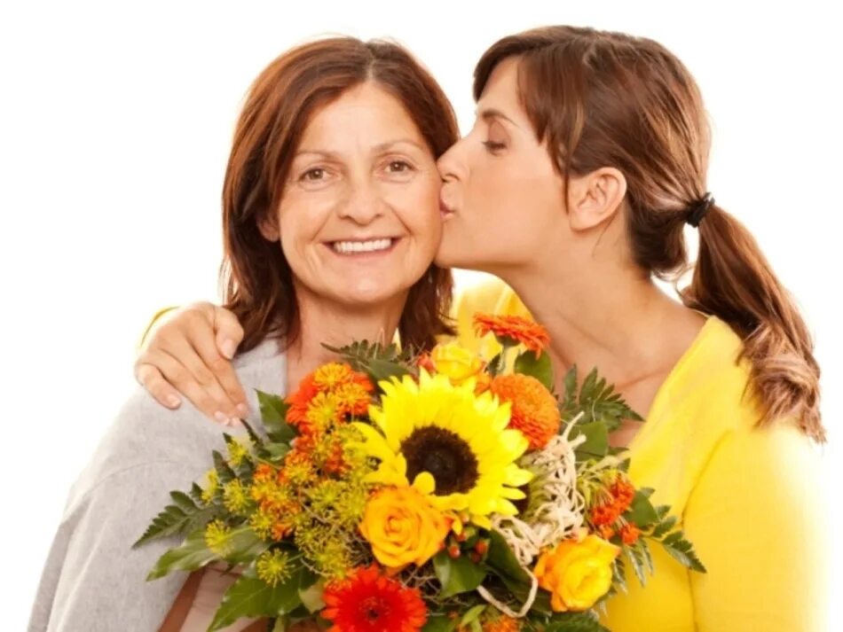 Свекровь подарила цветы. Мама с цветами. Букет для пожилой женщины. Гармоничные отношения с мамой. Подарок свекрови.