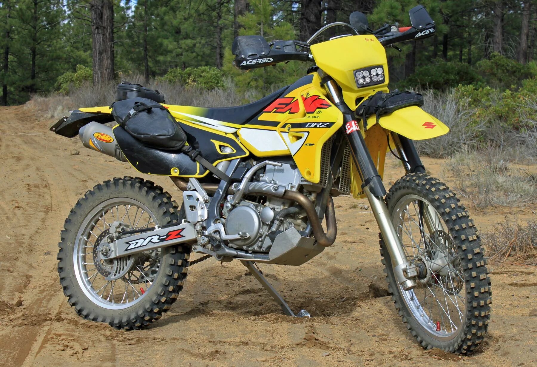 Сузуки эндуро 250. Suzuki drz 400 s 2022. Мотоциклы сузуки эндуро. Suzuki 250 кубов эндуро. Эндуро джебел 250.