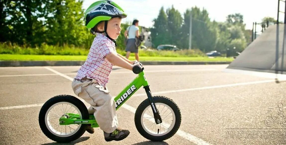 Беговел Graffiti Furious. Детский велосипед без педалей. Ребенок на беговеле. Беговел высота сидения. Дети катаются на беговеле