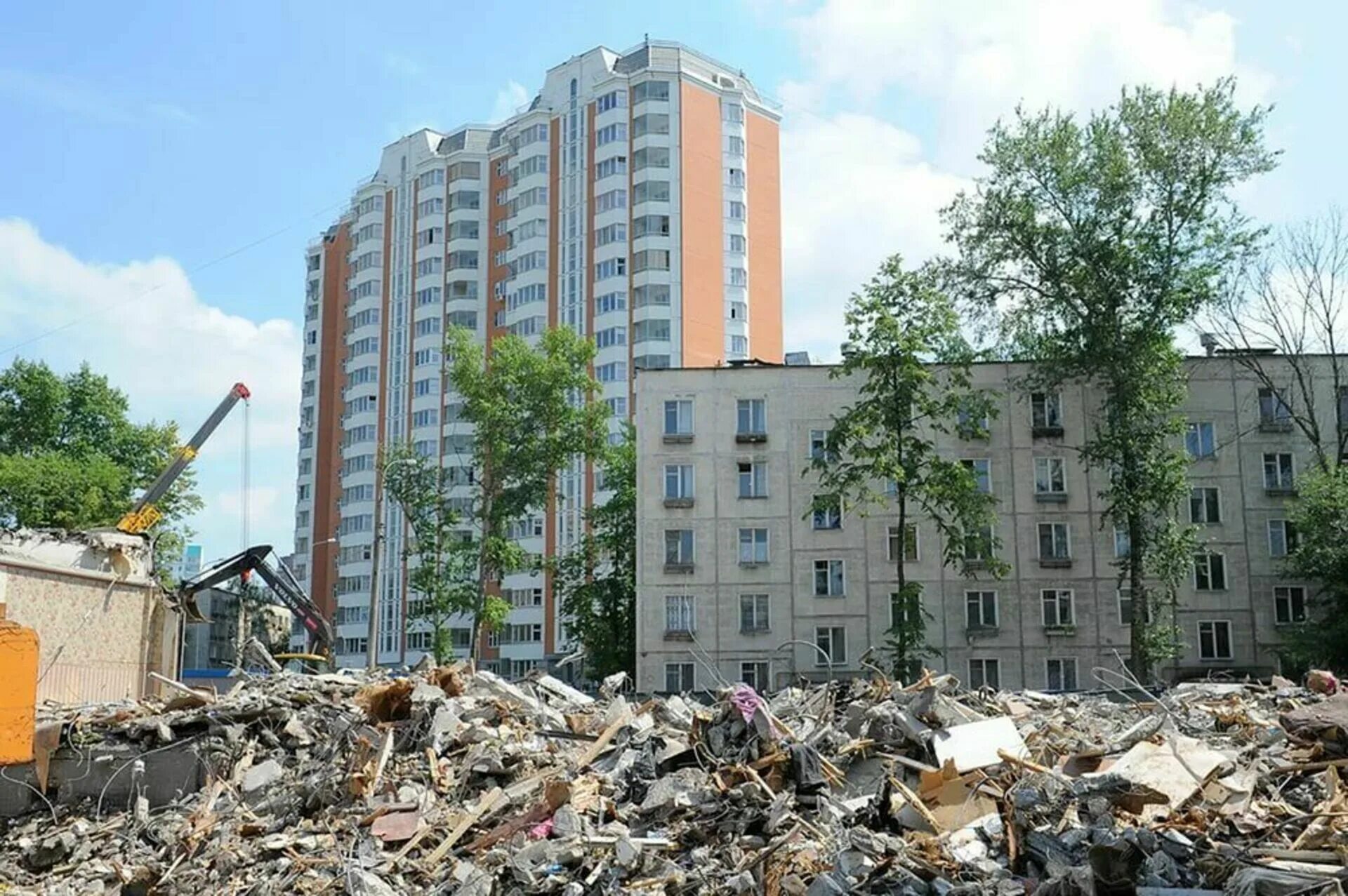 Снос жилых домов в москве. Снесенные пятиэтажки в москве. реновация хрущевок в москве. первая снесенная пятиэтажка в москве. хрущевки реновация москва.