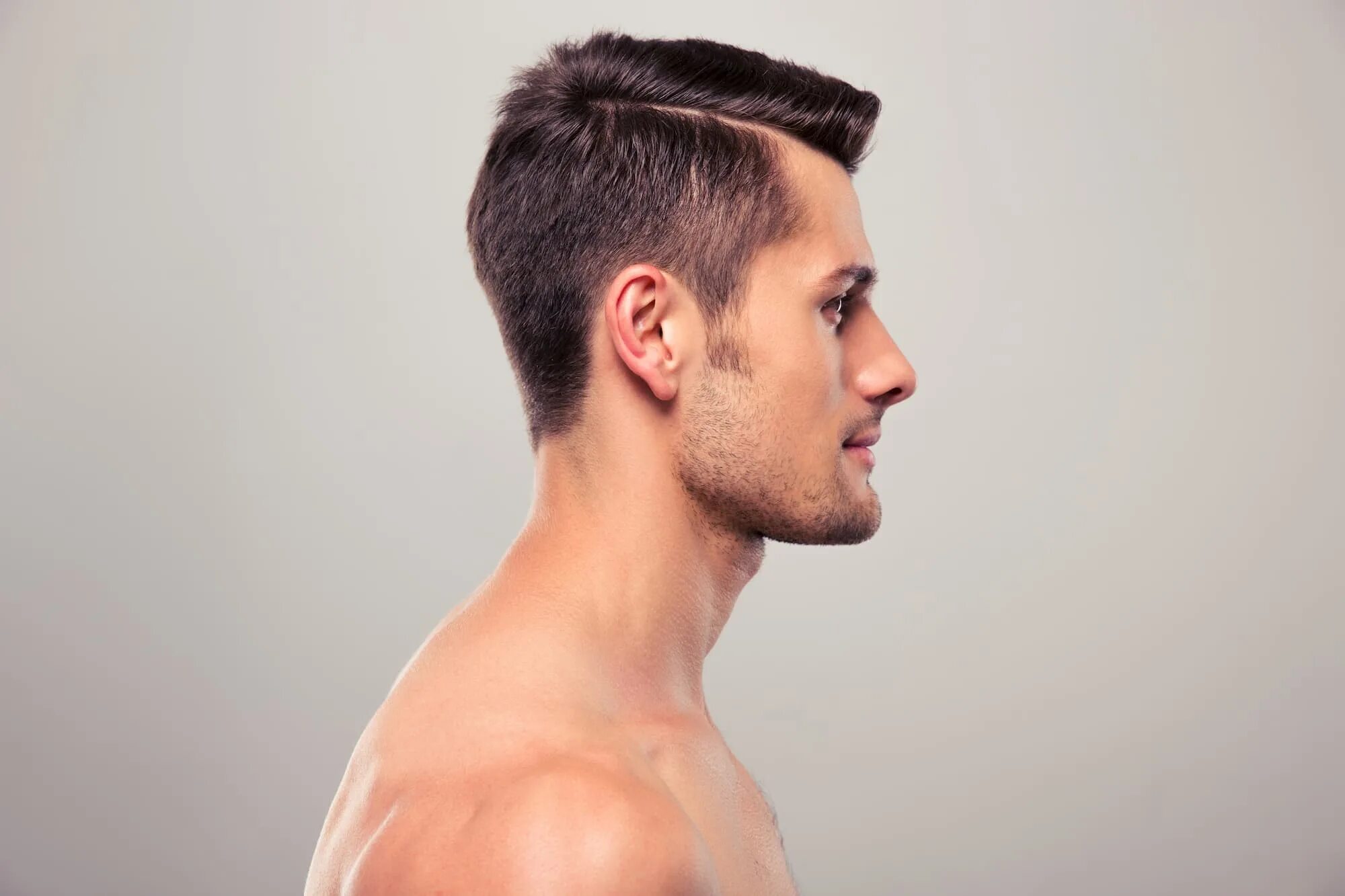 мужское лицо в профиль. мужчина в профиль. мужская голова с боку. подбородок мужской сбоку. мужская шея сбоку.