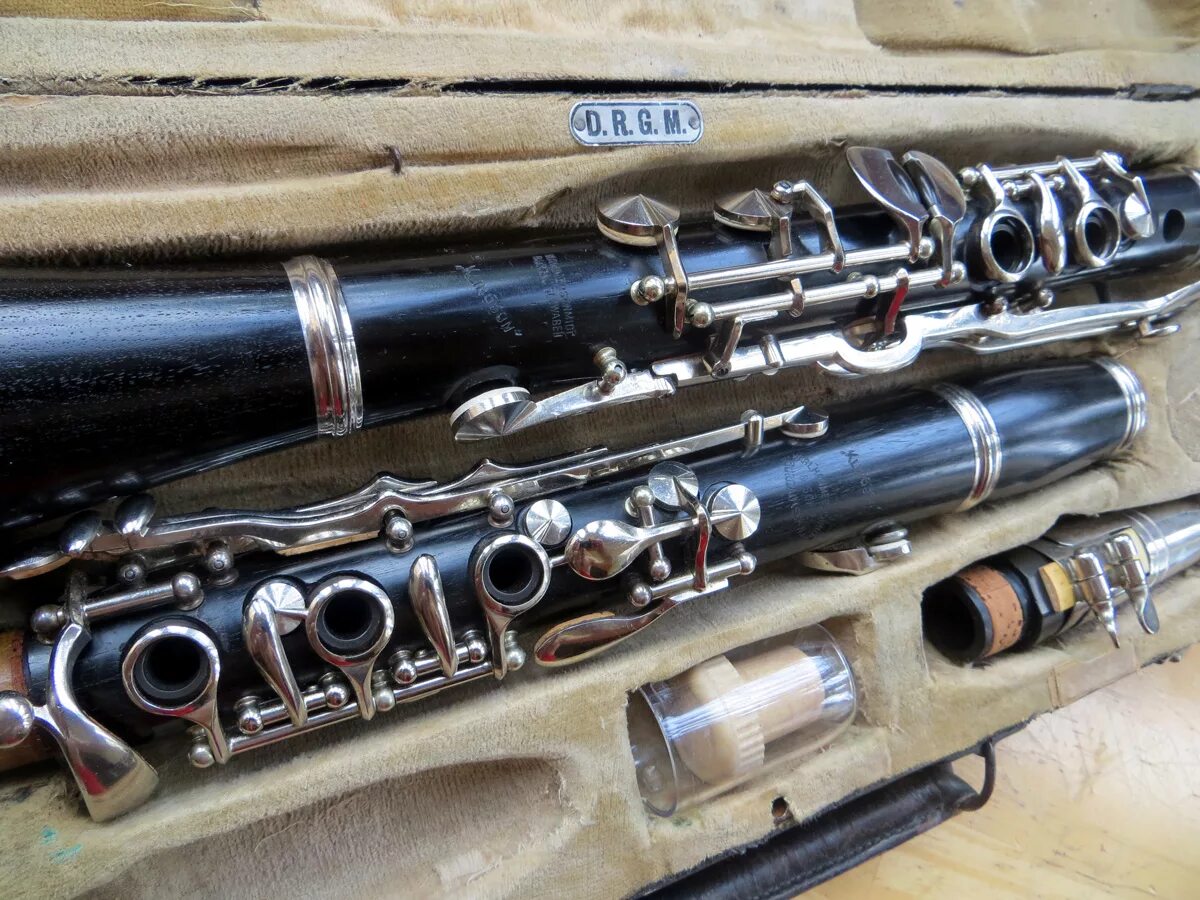 Кларнет деревянный духовой. Деревянные духовые инструменты кларнет. Кларнет деревянный духовой музыкальный инструмент. Немецкий кларнет. Но в кларнет немецкой системы.