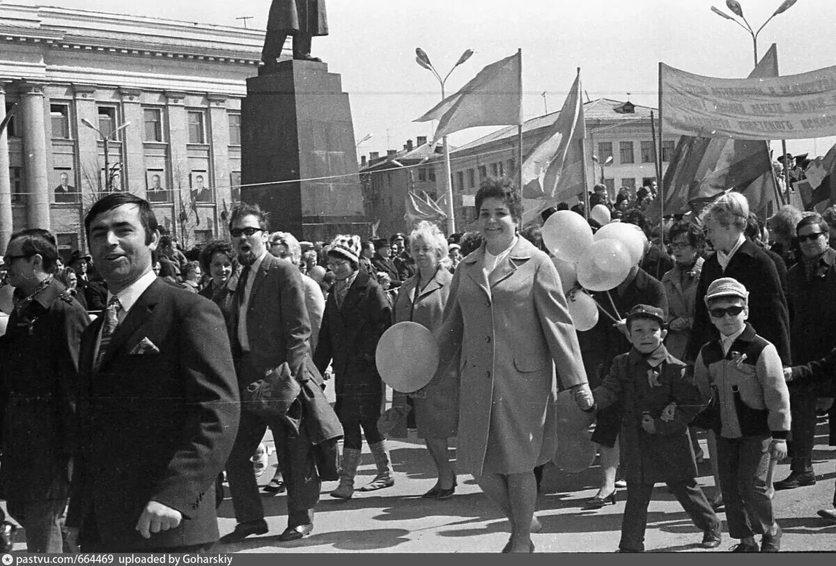 Первомайская демонстрация в Праге 1956. Первомайская демонстрация в СССР 70е. Первомайская демонстрация в Подольске в 1966 году. Первомайская демонстрация Иркутск 1991. Фрязино 1 мая