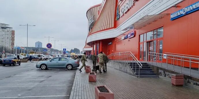 Перекресток лондон молл. Торговый центр. Магазины в тц. Торговый центр. Баку молл торговый центр.