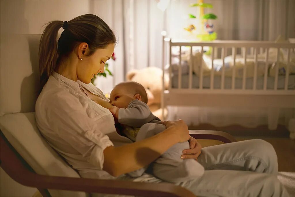 Young mother like. Кормление грудью. Вскармливание детей. Мама кормит ребенка. Грудное вскармливание.