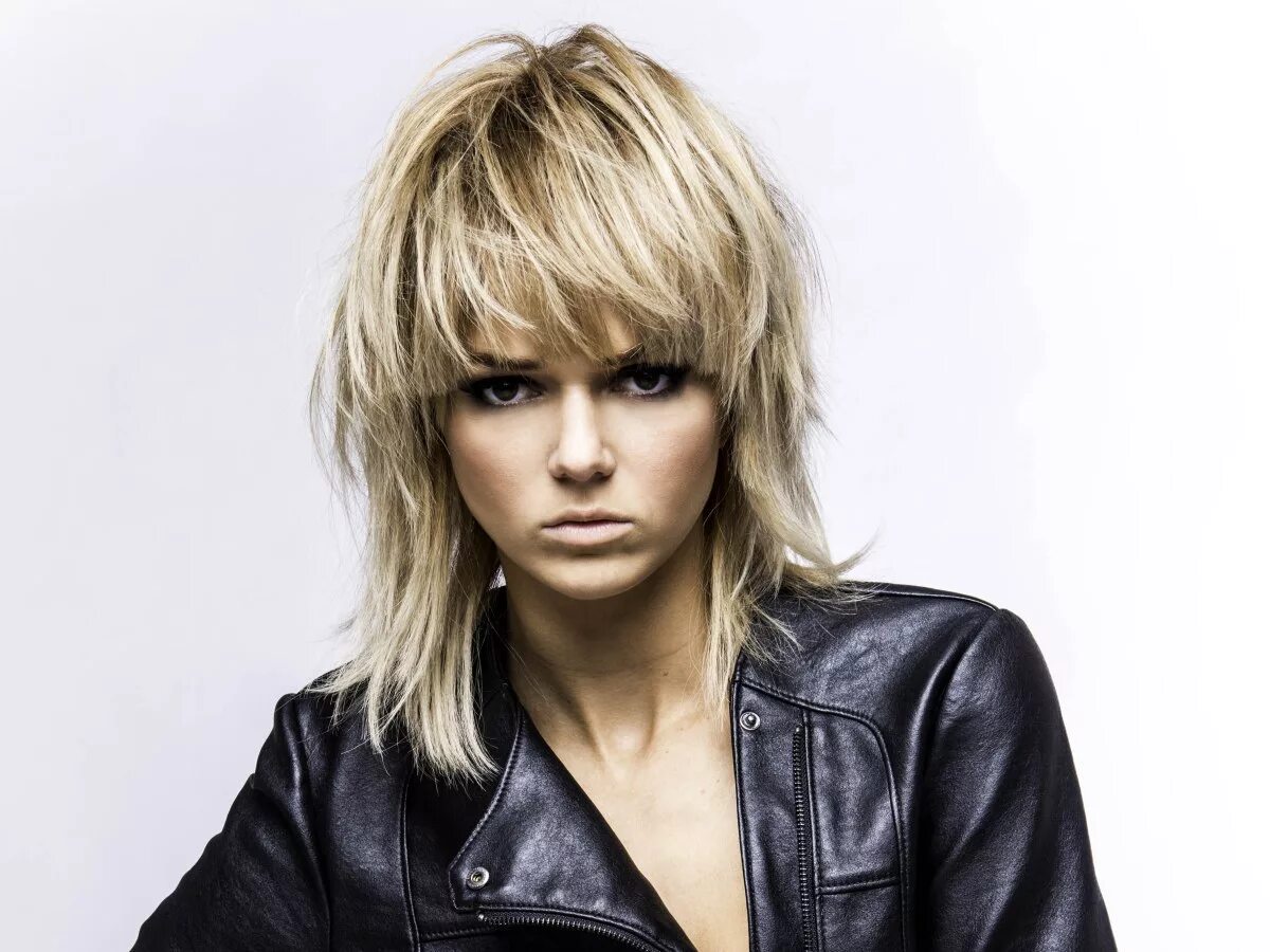 Каскад лесенка волчица. Стрижка аврора каскад гаврош. Рваный каскад фото. Маллет рваный каскад. Рваный каскад фото.