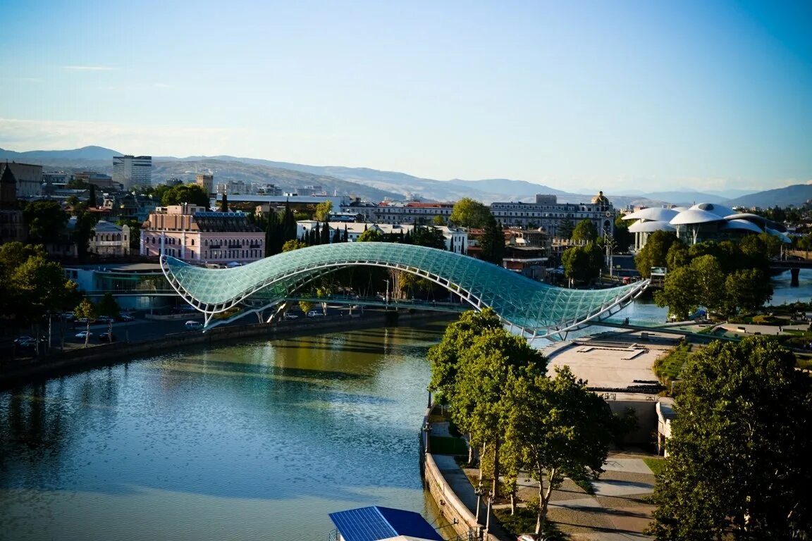 Мост в грузии. Пешеходный мост в Тбилиси. Стеклянный мост в Тбилиси.