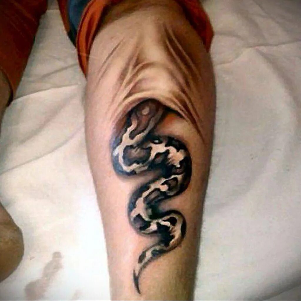 Змея под кожей. Татуировка змея. Тату змеи на ноге. Тату змея на ноге. Объемные Татуировки.