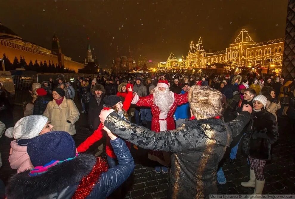 События новый год москва. Красная площадь новый год. Новогодние гуляния. Красная площадь в новогоднюю ночь. Празднование нового года в России.