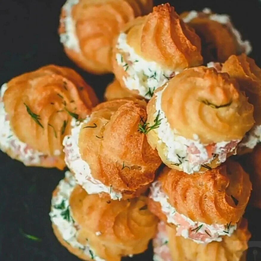Профитроли фаршированные. Начинки для профитооли. Профитроли с сырной начинкой. Профитроли с оливье. Начинка для профитролей закусочных рецепт с фото.