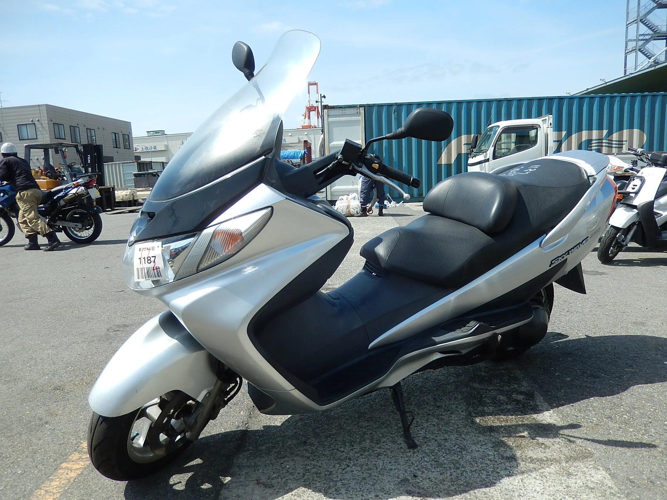 600 в сумах. Suzuki Skywave 250 2003. Сузуки макси скутер 250. Мотоцикл Сузуки Skywave 250. Honda 250 максискутер.