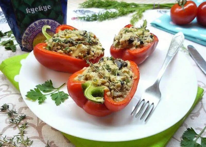 Перец фаршированный половинками. Половинки перца фаршированные грибами. Перец в духовке запеченный. Половинки перца фаршированные фаршем в духовке. Фаршированные половинки перцев.