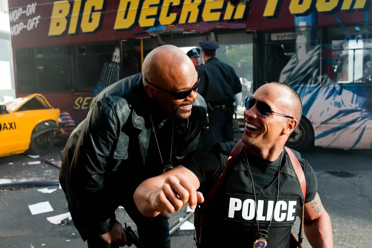 уилл феррелл копы в глубоком запасе. копы в глубоком запасе шмаровоз. стив куган копы в глубоком запасе. сэмюэл л джексон и дуэйн джонсон. включи копы в глубоком.