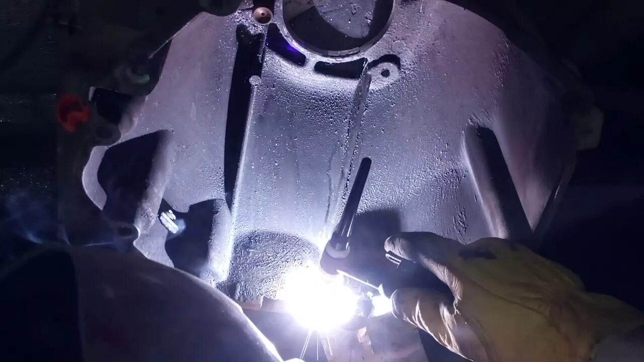 Сварка аргоном кпп газ 3302. Сварка коробки. Холодная сварка для чугунного блока двигателя. Сварка кпп. Сварка аргоном акпп.