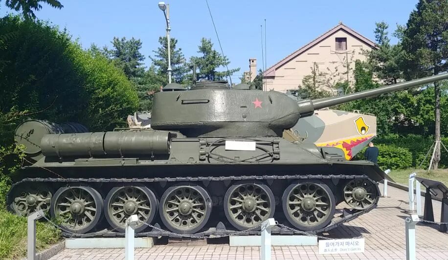 85 фото. Тяжёлый танк т-34-85. Т-34/85 В Болгарии. Т 34 85 шасси. Т34 85 номера.