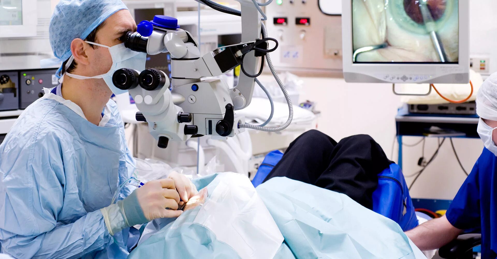 Офтальмологическая операция. Хирургическая операция глаукомы. Лазерные микрохирургические операции. Операция по лечению катаракты