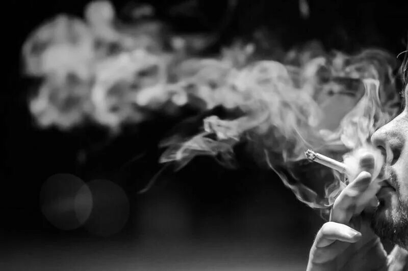 Сигаретный дым. Дым в потолок. Дым фото. Дымок от сигареты. Петь караоке дым сигарет