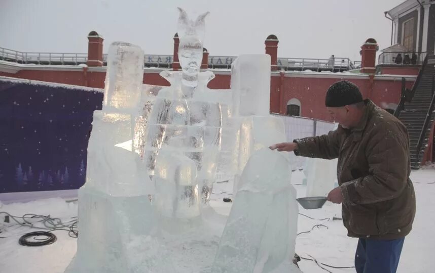 Ледяные фигуры спб 2024 петропавловская. Выставка ледяных скульптур в Петропавловской крепости. Петропавловская крепость ледовые скульптуры. Ледовые скульптуры СПБ Петропавловская крепость. Петропавловская крепость ледяные фигуры.