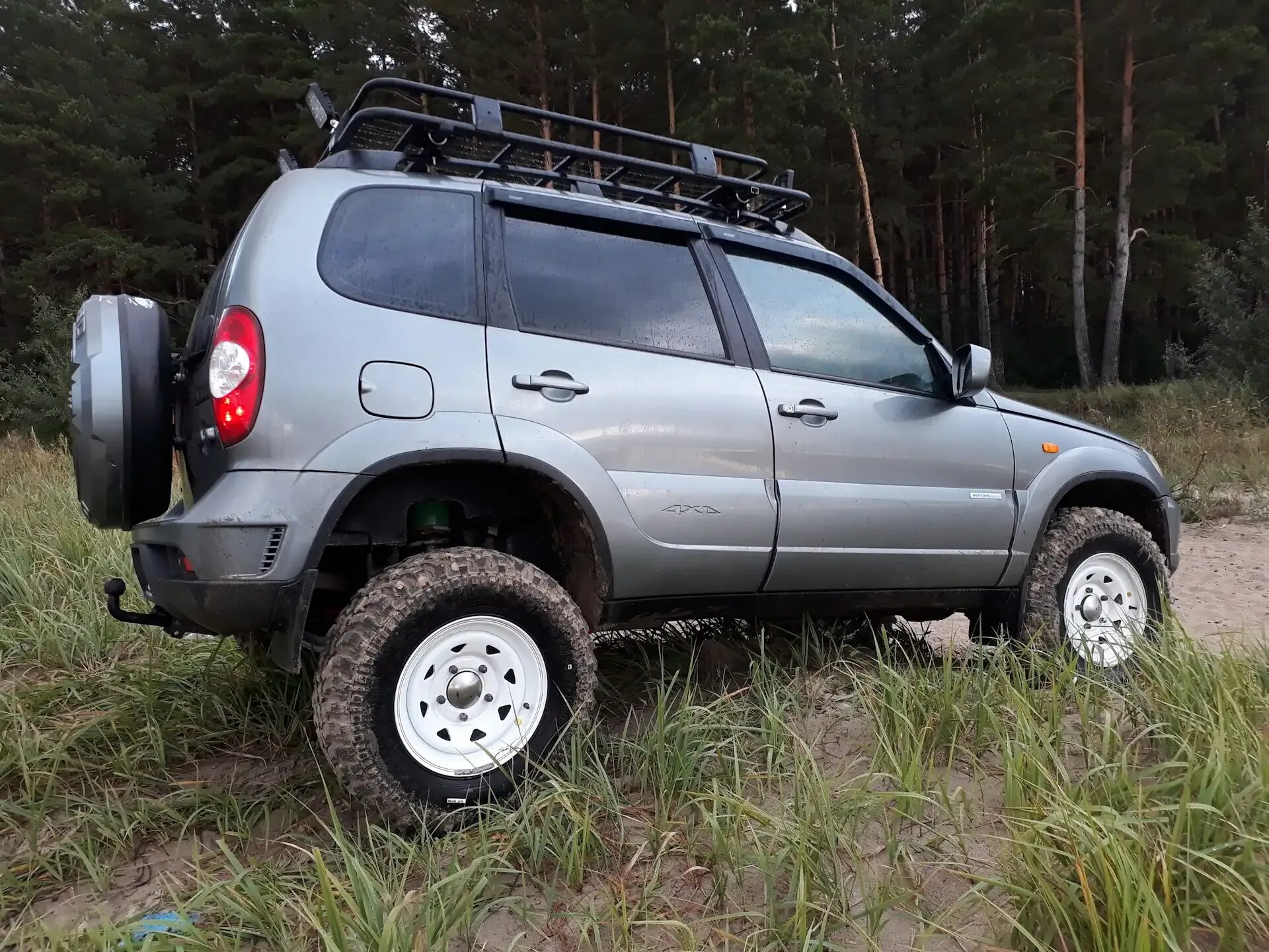 Шнива установка. Лифт Нива Шевроле 30мм. Лифт Нива Шевроле 50 мм. Chevrolet Niva лифт 50. Нива Шевроле +50 лифт комплект.