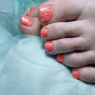 Коралловый цвет педикюр