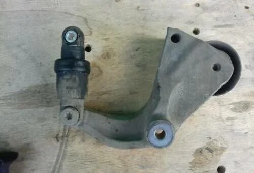 Натяжитель хонда цивик 4д. Натяжитель ремня gates t39077. Натяжитель ремня цивик. Натяжителя ремня хонда цивик 4. Натяжитель генератора хонда цивик 1999.