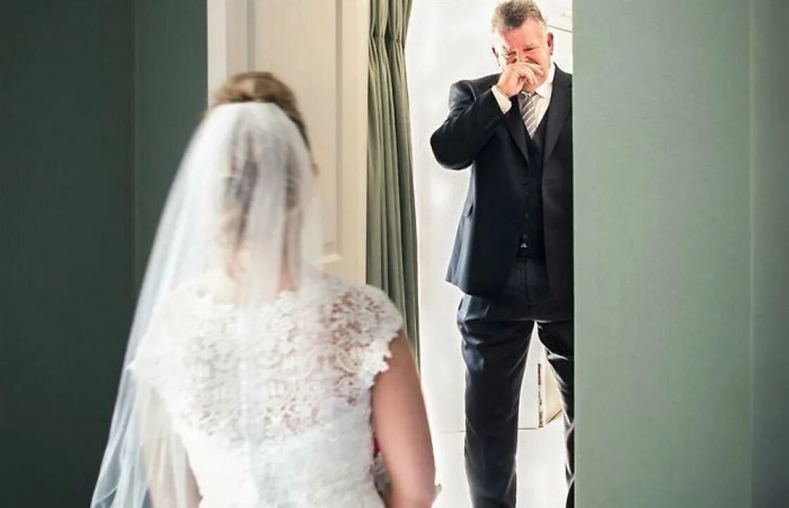 Невеста плачет. Отец на свадьбе дочери. Невеста плачет на свадьбе. Отец обнимает невесту. Танец отца и дочери на свадьбе.