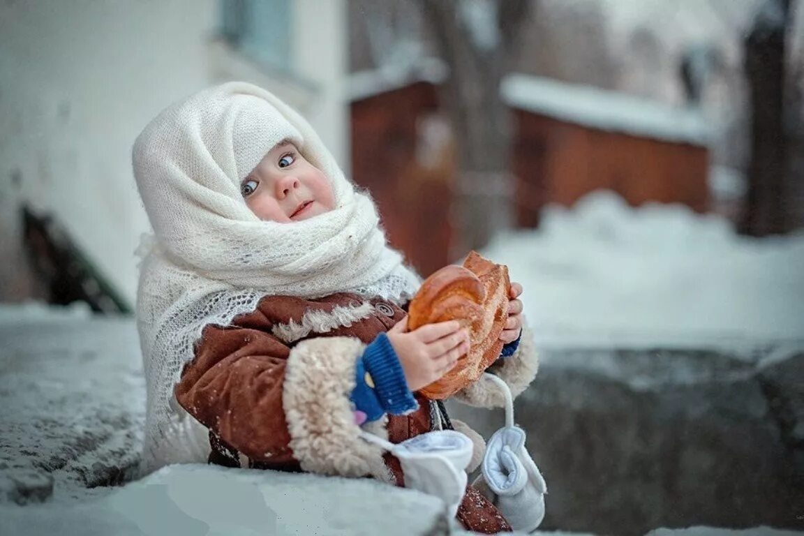 Дети одевались потеплее. Дети зимой. Зимняя фотосессия с ребенком. Маленькая девочка в пуховом платке. Детская фотосессия зимой.