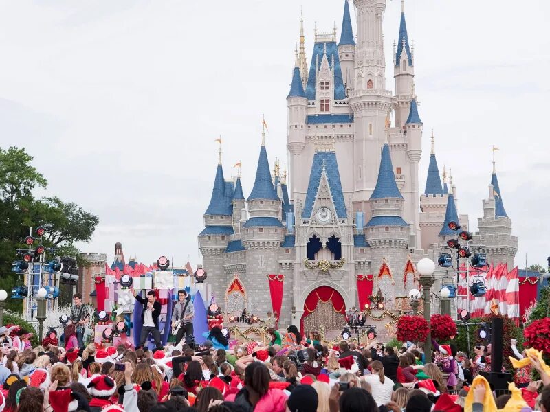 День диснейленда. Парк Disneyland 1954. День рождения Диснейленда. Диснейленд в Москве. Диснейленд днем.