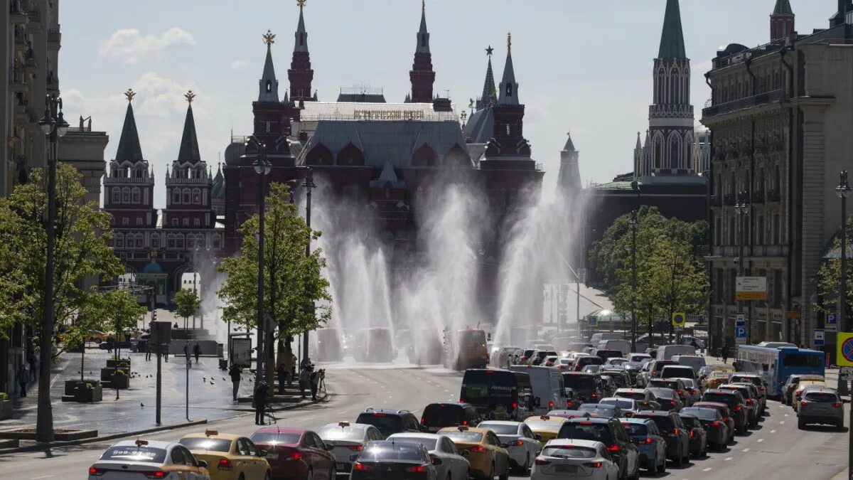 Москвичи возвращаются в москву. Концерт на красной площади. Мероприятия в москве. 29 июня в москве. Люди на красной площади летом.