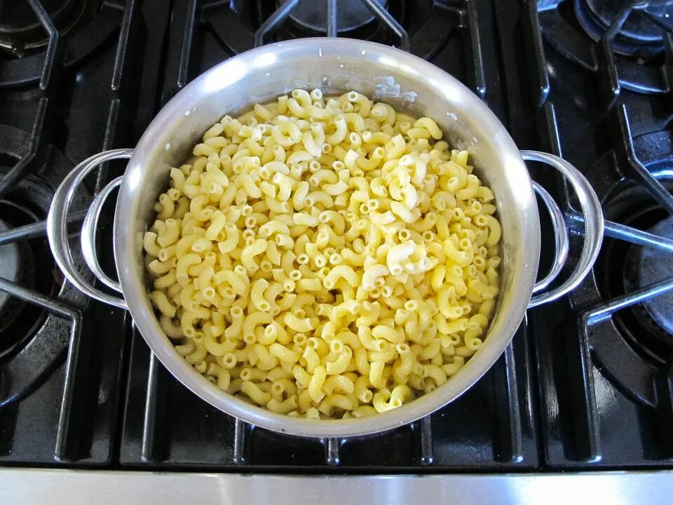 Вермишель в кастрюле. Как варить в кастрюле на воде рожки. Вермишель в кастрюле. Макароны в кастрюле. Вареные макароны в кастрюле.