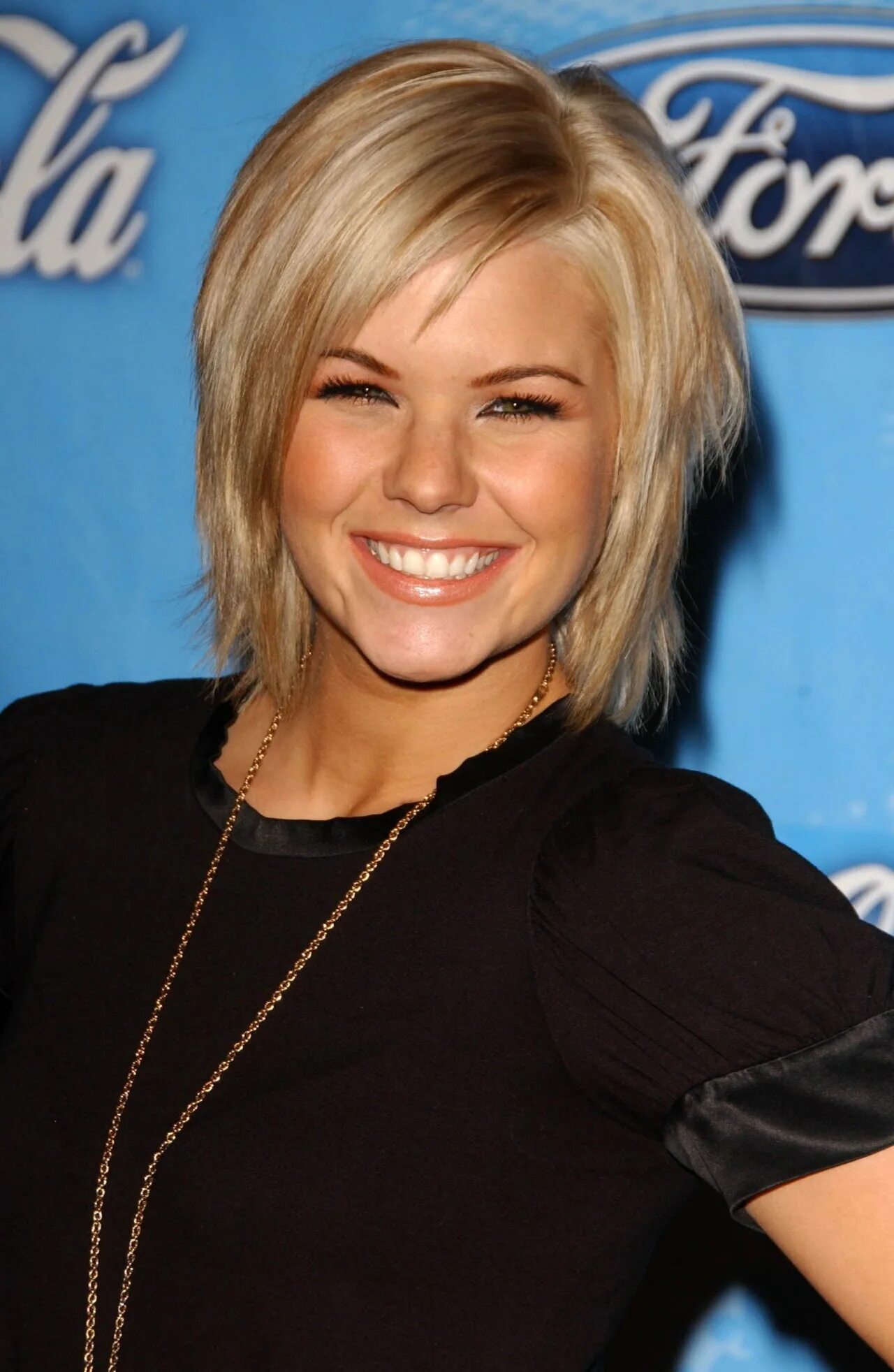 женские стрижки на редкий средний волос. тейлор свифт 2016. тейлор свифт 2020 с чёлкой. женские стрижки на редкий средний волос. стрижки на средние волосы.