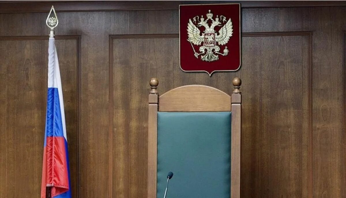 Президентский суд. Место судьи. Герб в кабинет. Судейское кресло. Флаг на стене в кабинете.