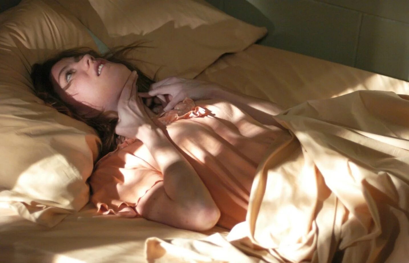 Мужчина и женщина арт. Последняя девушка фильм. Последняя девушка фильм. Книга где убивают девушек. Мужчина и женщина арт.