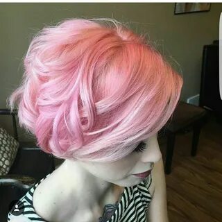 Короткие розовые волосы