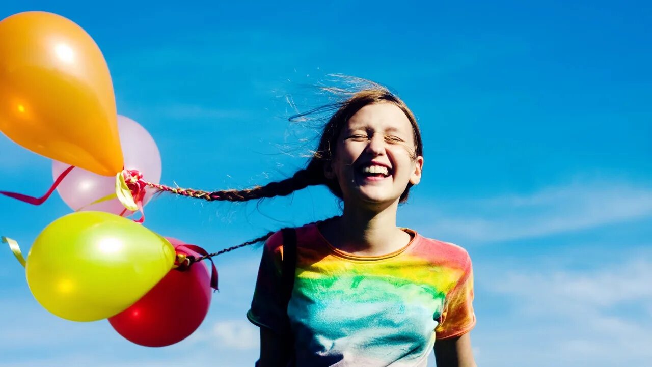 Человек воздушный шарик. Девушка с шариками. Воздушный человек. Девушка с шарами счастье. Шарики косичкой.