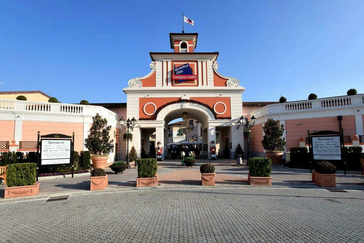 Serravalle outlet. Серравалле аутлет. Серравалле Скривия. Аутлет Серавали Серравалле. Hermes аутлет Серравалле.