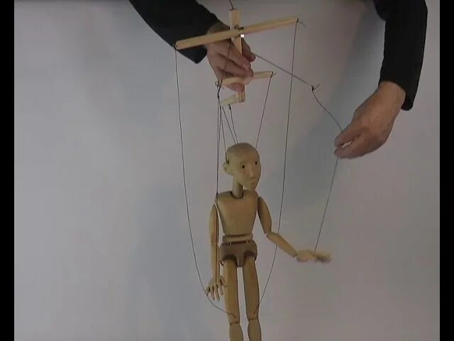Кукла кукловода. Кукла марионетка. управление куклой на веревочках. ручная марионетка. кукловод управляет куклой.