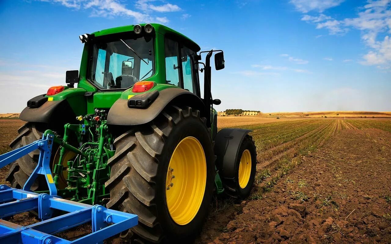 Тракторные услуги. John Deere 3050b Traktori. Трактор сельскохозяйство ферма. Трактор в поле. Сельхозтехника в поле.